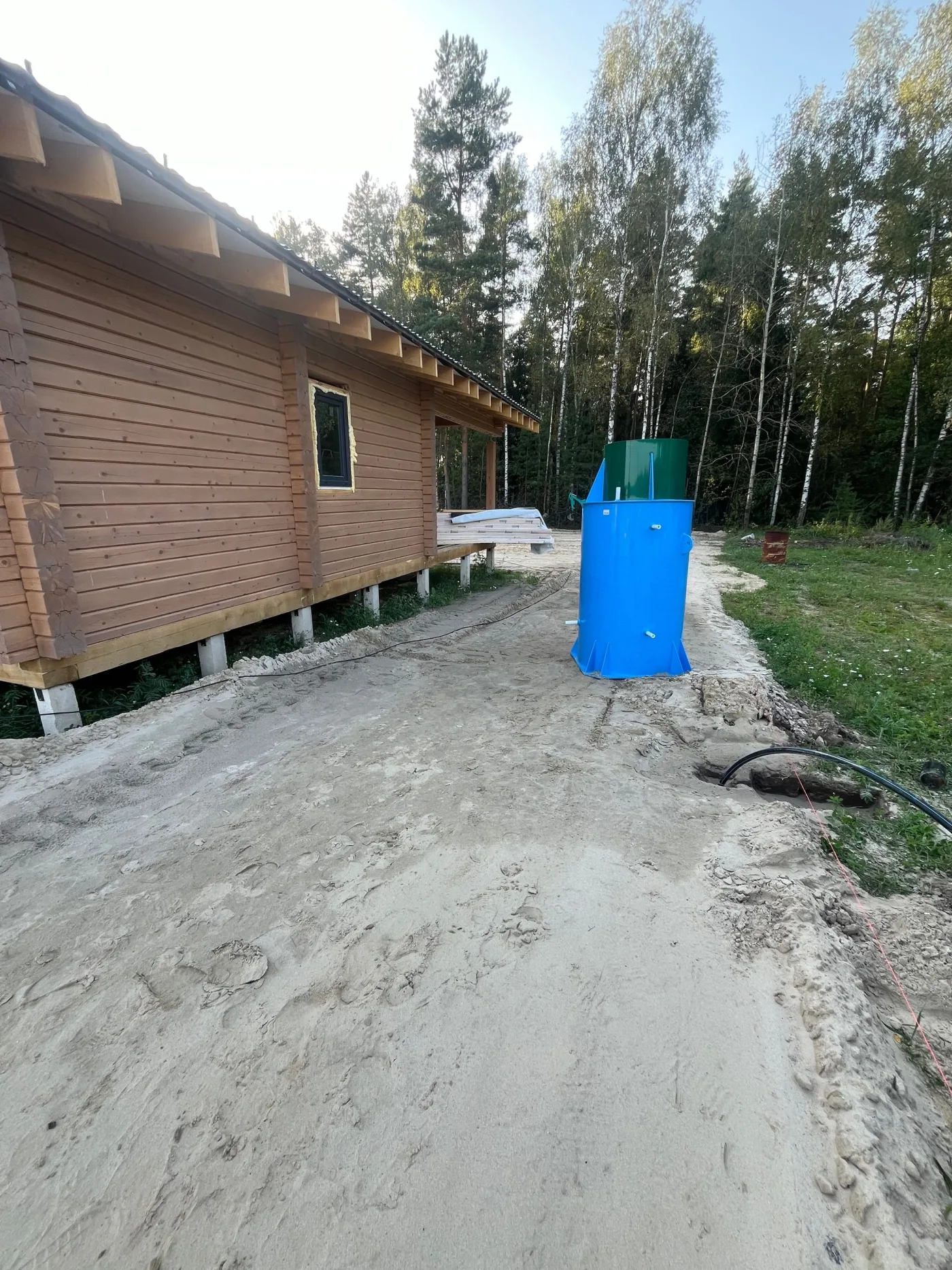 Оборудование размещено рядом с загородным домом