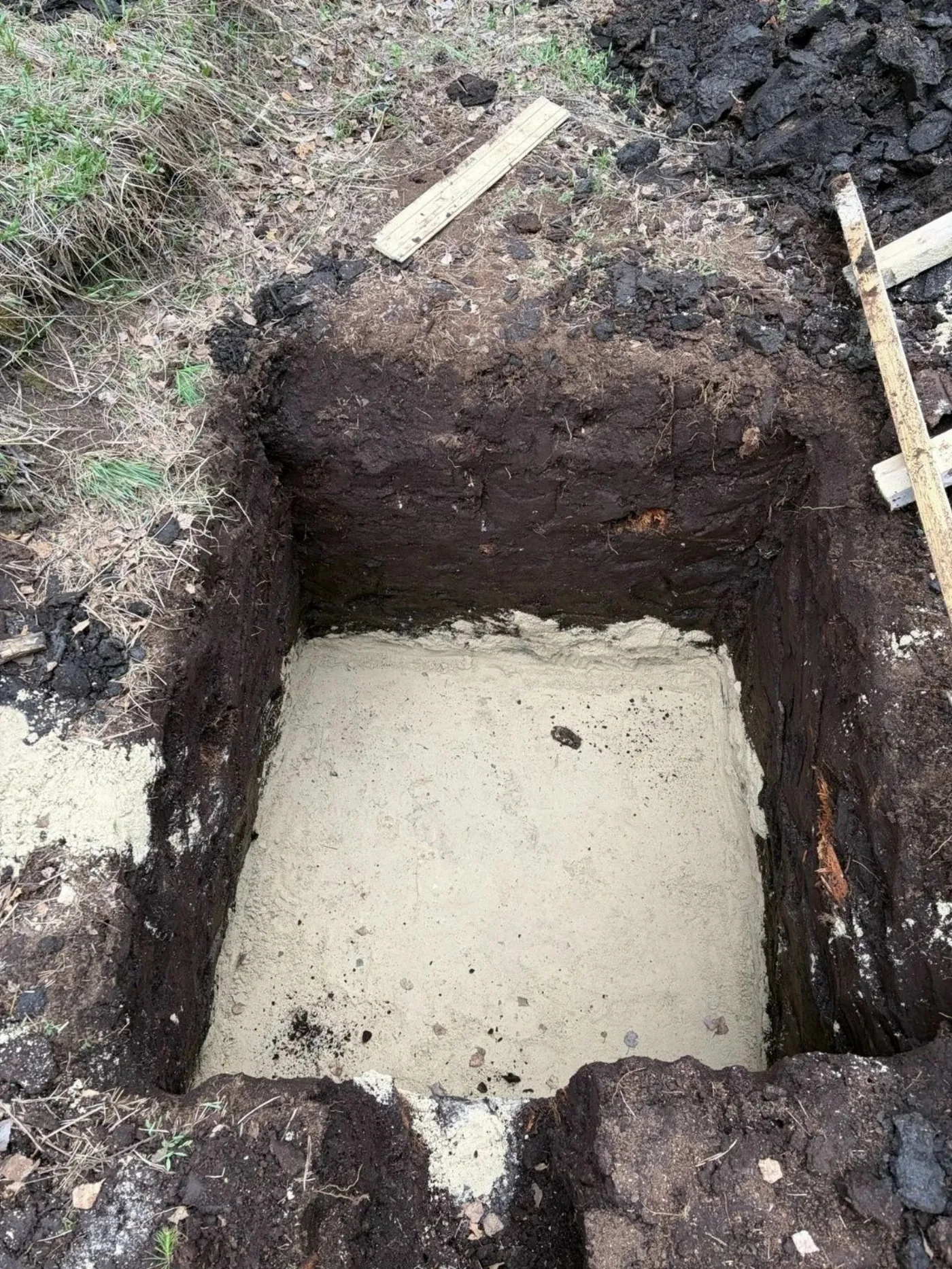 Подготовленное песчаное основание в котловане